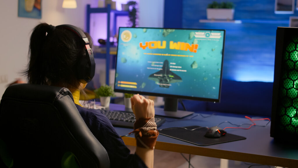 Solo Leveling: ARISE OVERDRIVE Brings 4-Player Co-op to Xbox and PC 1 player winning space shooter esport tournament wearing professional headset